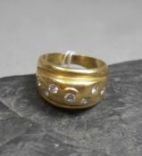 RING, 750er Gelbgold (7,8 g), besetzt mit 7 Brillanten von 0,05 bis 0,1 ct.; Ringschienenbreite 1,