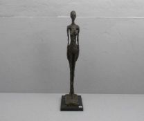 nach GIACOMETTI, ALBERTO (Borgonova 1901-1966 Chur), Skulptur / sculpture: "Stehende Frau", Bronze