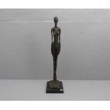 nach GIACOMETTI, ALBERTO (Borgonova 1901-1966 Chur), Skulptur / sculpture: "Stehende Frau", Bronze