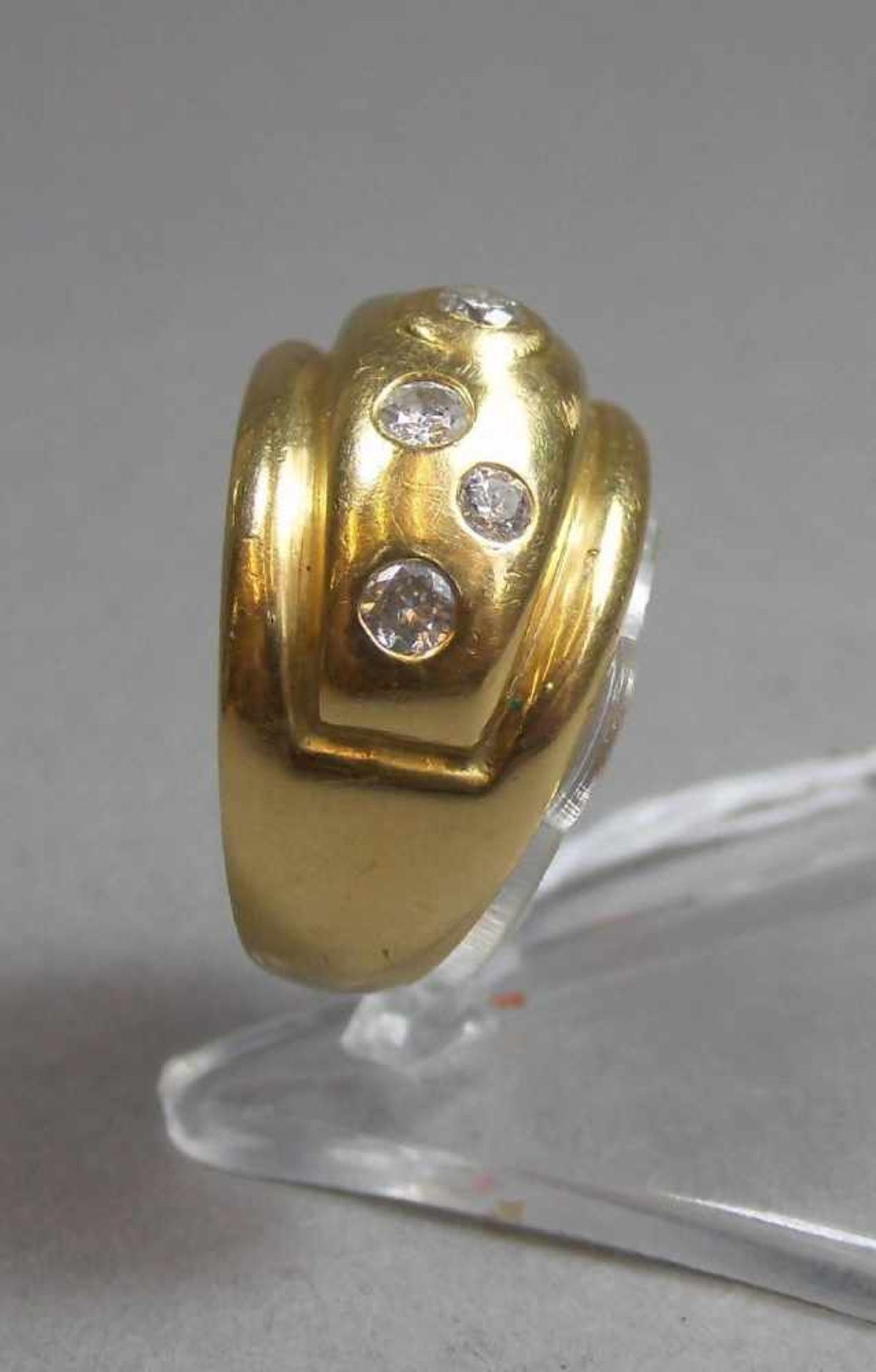 RING, 750er Gelbgold (7,8 g), besetzt mit 7 Brillanten von 0,05 bis 0,1 ct.; Ringschienenbreite 1, - Image 3 of 3
