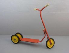 ROLLER / TRETROLLER / scooter, 1960er Jahre, Eisengestell und Blech, rot lackiert, gummibereifte