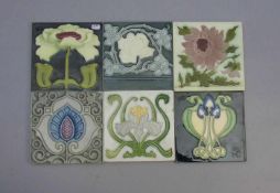 KONVOLUT VON 6 JUGENDSTIL - FLIESEN / art nouveau tiles, um 1900. Heller Scherben / Steinzeug mit