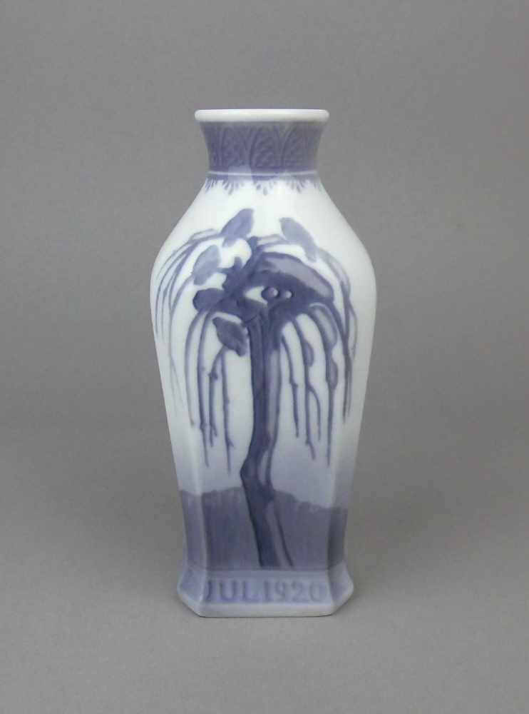 VASE "JUL 1920", Porzellan, Manufaktur Royal Copenhagen / Dänemark, oktogonale Form mit