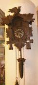 KLEIN KUCKUCKSUHR / cuckoo clock, Schwarzwald, 20. Jh., Holzgehäuse mit geschnitzten Partien in Form