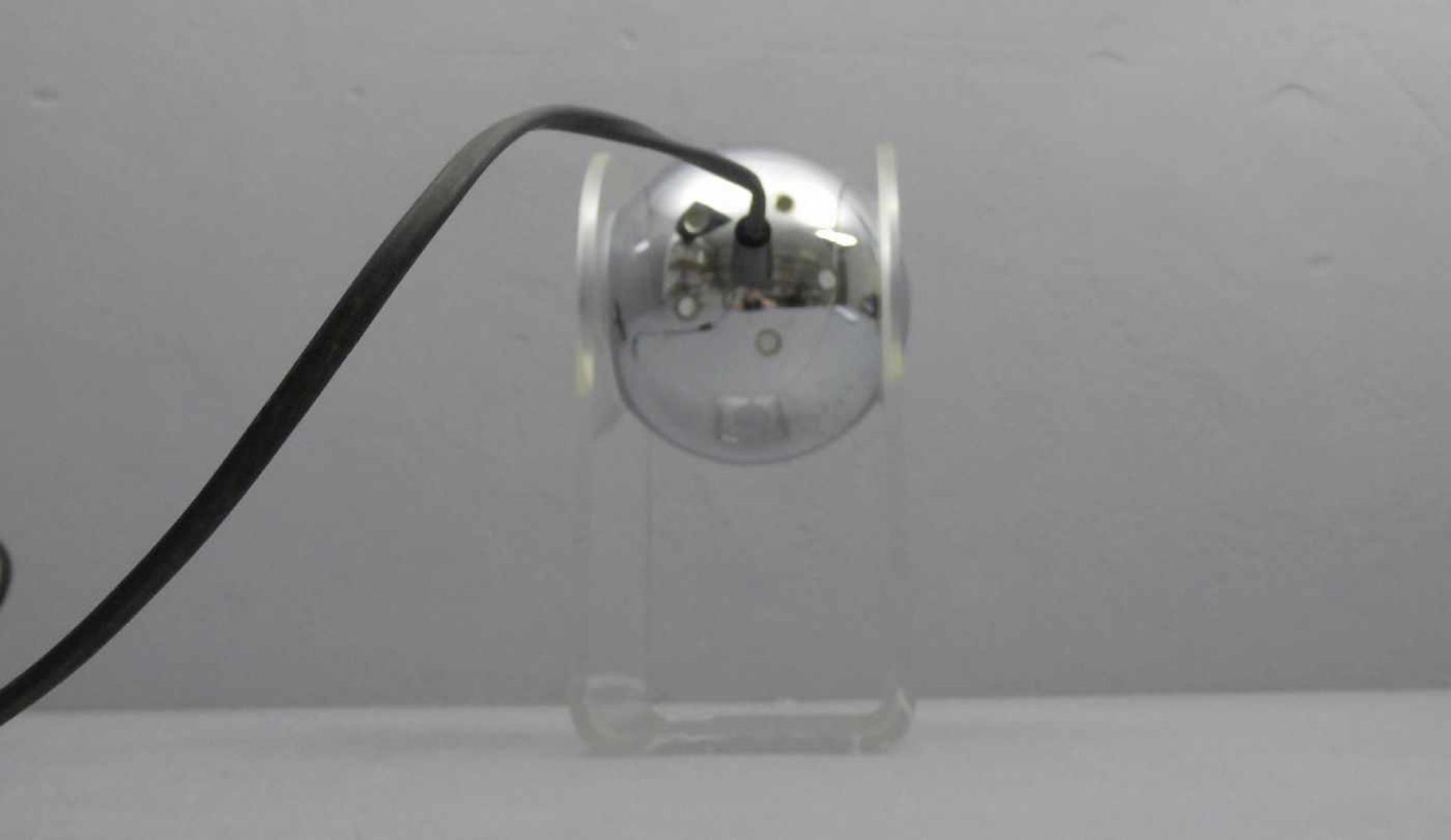 LAMPE / TISCHLAMPE, 1960er / 1970er Jahre, gebogter Acrylglasstand und verchromte kugelförmige - Bild 3 aus 3