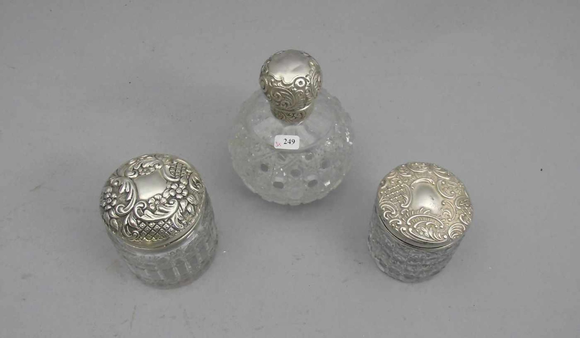 3 GLASGEFÄSSE MIT SILBERMONTUREN / glass jars with silver, England, um 1900. Drei unterschiedliche - Image 2 of 4