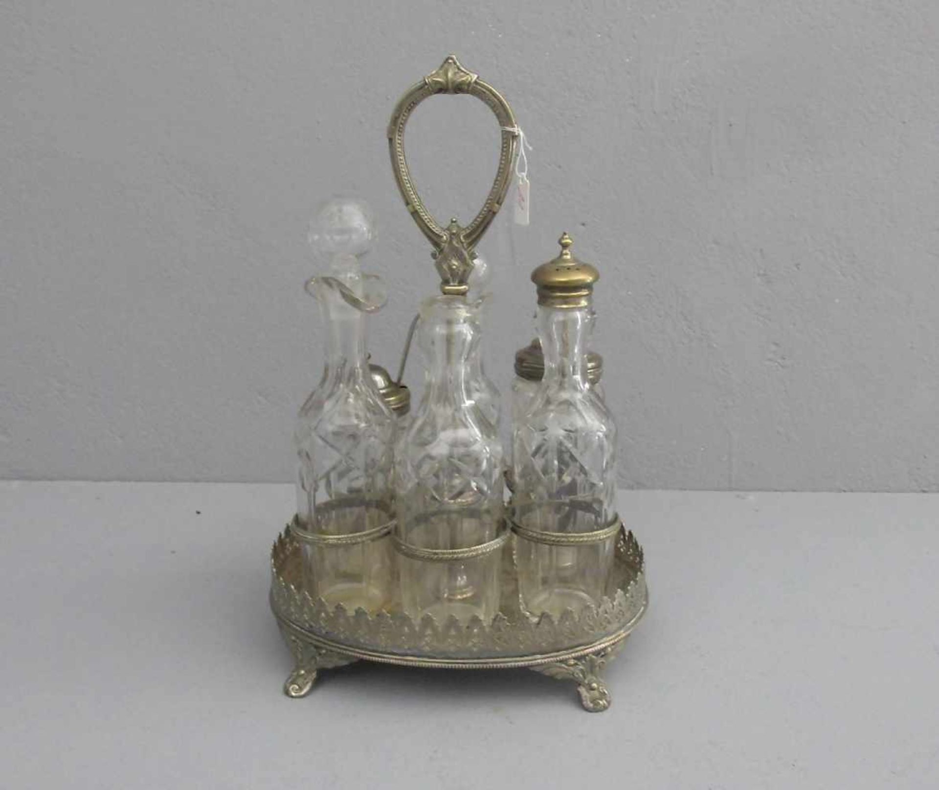 VERSILBERTE MENAGE MIT SECHS GLASBEHÄTERN, um 1900, England, versilbertes Metall und Glas, gemarkt