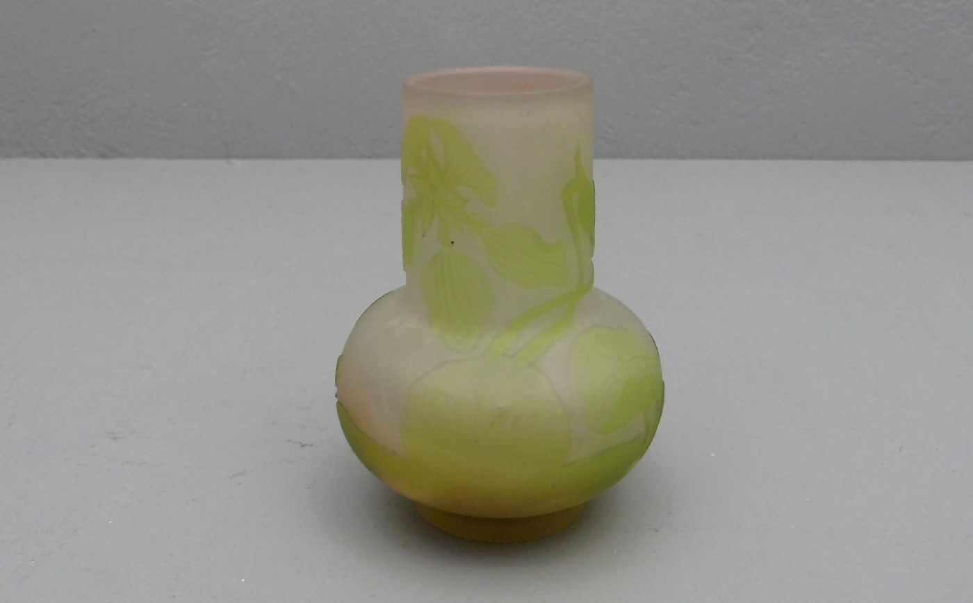 GALLÉ, EMILE (Nancy 1846-1904 ebd.), Miniaturvase "Kapuzinerkresse" / art nouveau vase. Langhalsvase - Image 3 of 4