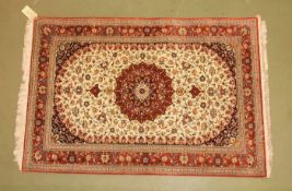 ORIENTTEPPICH / SEIDENTEPPICH / BRÜCKE / silk rug, Seide, 2. Hälfte. 20 Jh.; Haupt- und