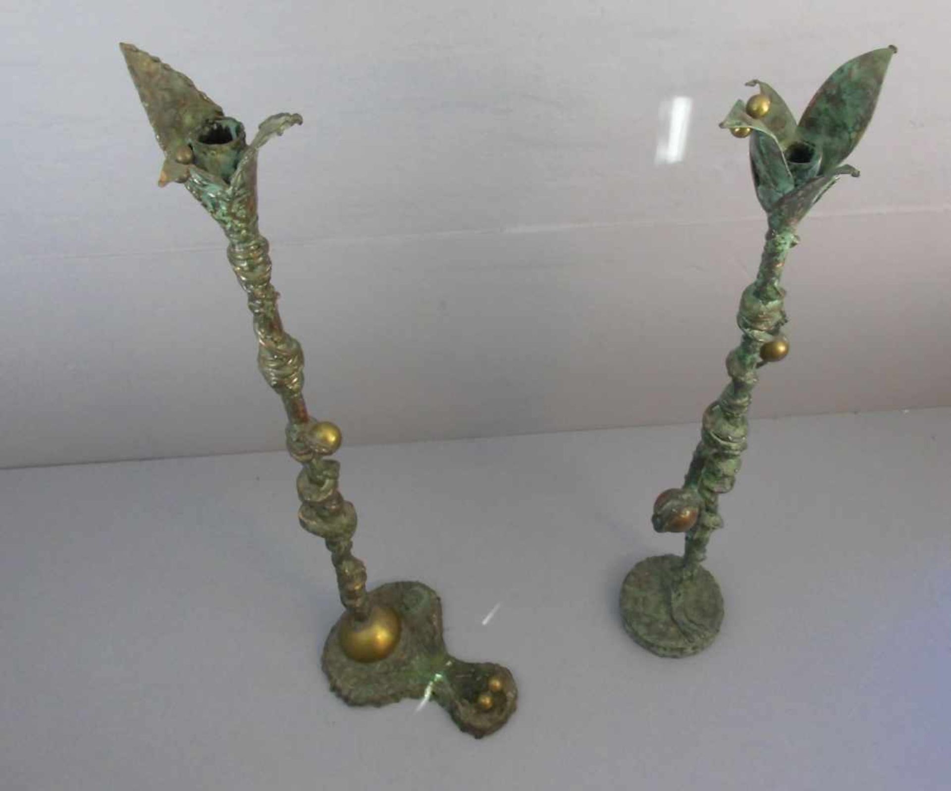 FRIEDRICH, REINHARD (Bildhauer aus Recklinghausen), Skulpturenpaar / Paar Kerzenleuchter, Bronze, - Bild 2 aus 2