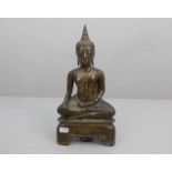 BUDDHA, Bronze, dunkelbraun patiniert und mit Resten einer Vergoldung. Siam, 15./16. Jh., mit Holz