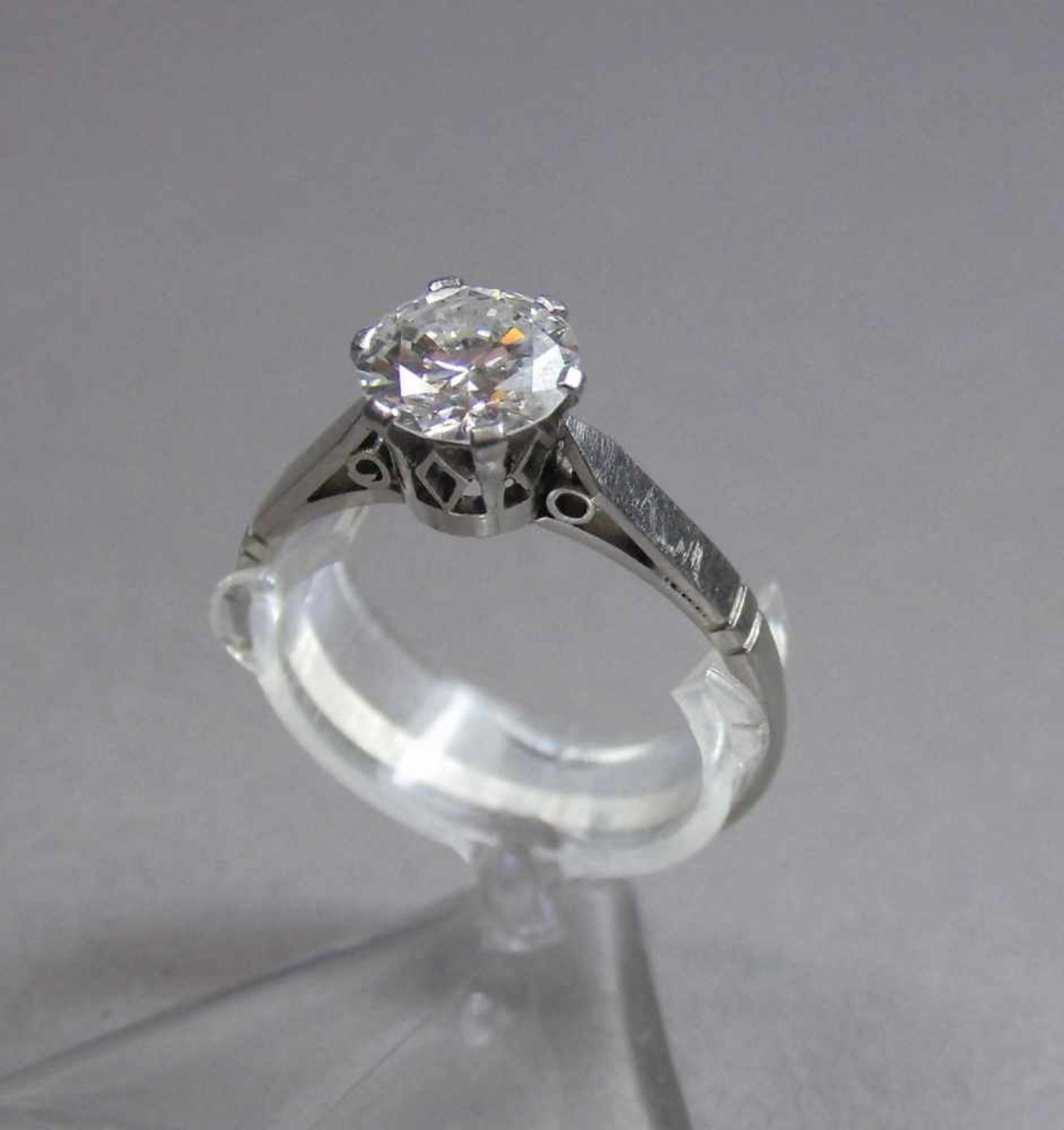 EINKARÄTER / SOLITÄRRING / BRILLANTRING, Platin (3,2 g), besetzt mit einem Brillanten von 1,0 ct.(