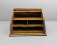 BIEDERMEIER SCHREIBTISCHAUFSATZ / KLEINES ROLLBÜRO, Eiche, um 1840. Profilierter Stand auf vier