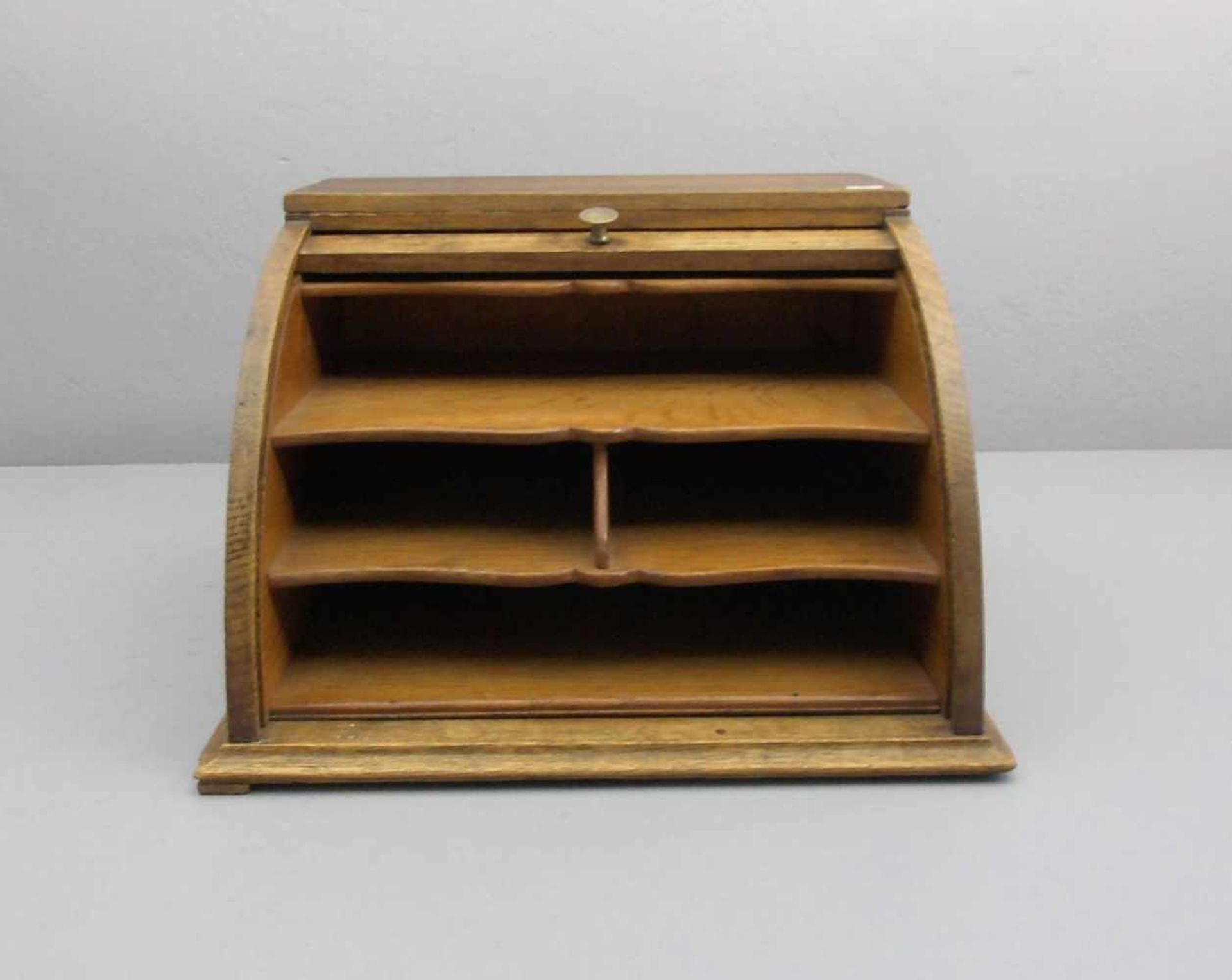 BIEDERMEIER SCHREIBTISCHAUFSATZ / KLEINES ROLLBÜRO, Eiche, um 1840. Profilierter Stand auf vier