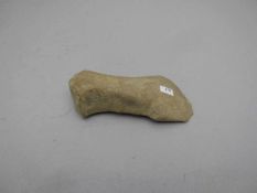 STEINBEIL / STEINAXT, prähistorisches Werkzeug aus gräulichem, poliertem Stein. Trapezförmige Form