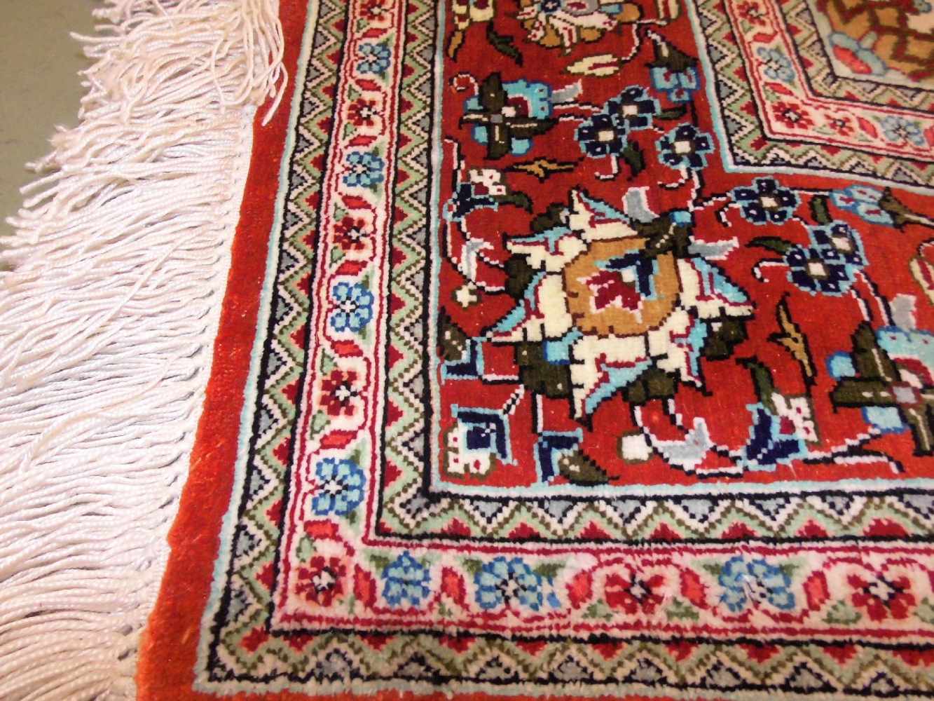 ORIENTTEPPICH / SEIDENTEPPICH / BRÜCKE / silk rug, Seide, 2. Hälfte. 20 Jh.; Haupt- und - Image 3 of 6