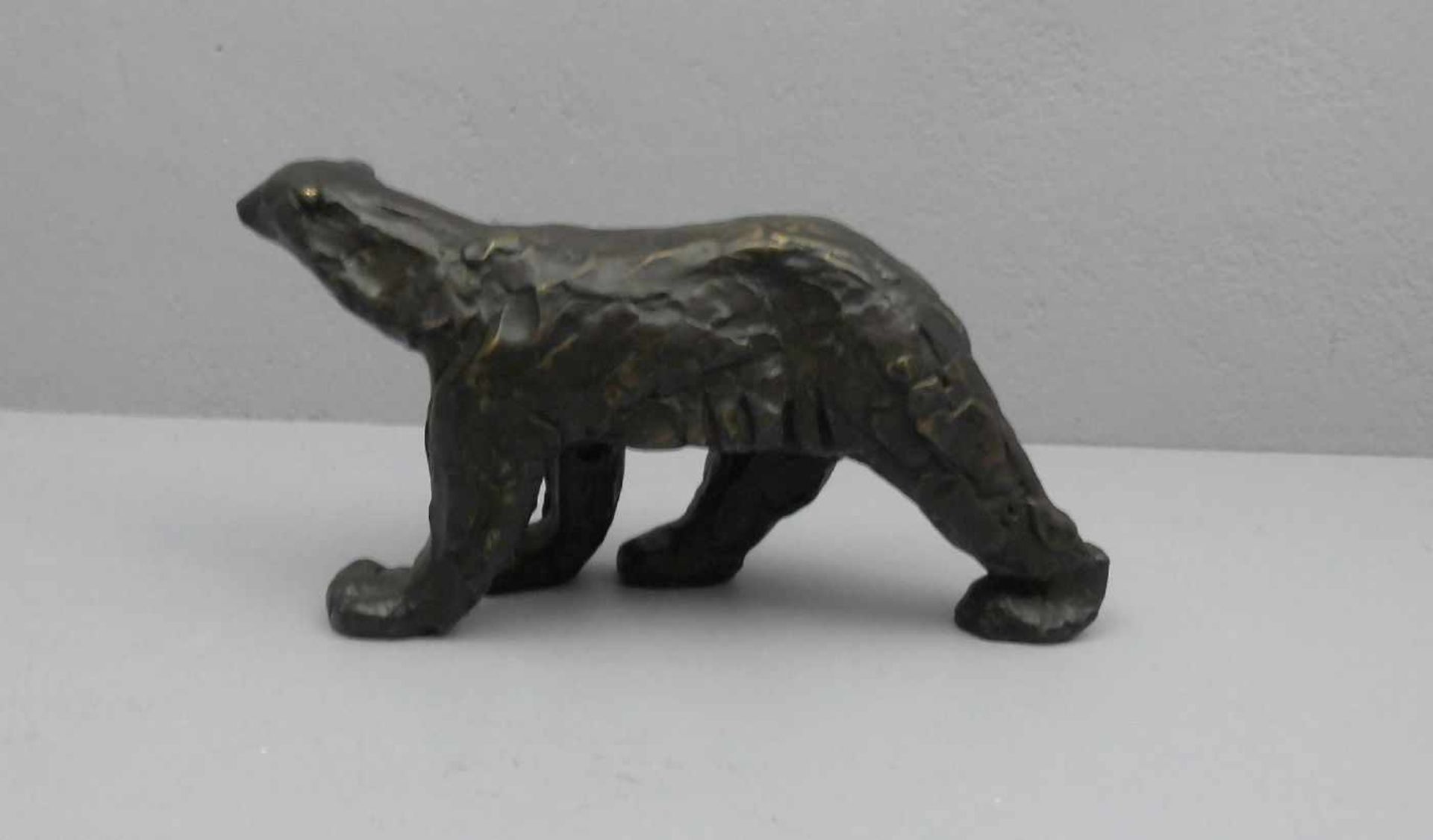 MONOGRAMMIST (P. P., 20. Jh.), Skulptur: "Bär / Eisbär", Bronze, dunkelbraun patiniert, unter dem - Bild 3 aus 5