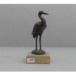 SKULPTUR: "Storch", bronzierter Zinkspritzguss auf Natursteinpostament, Anfang 20. Jh.;