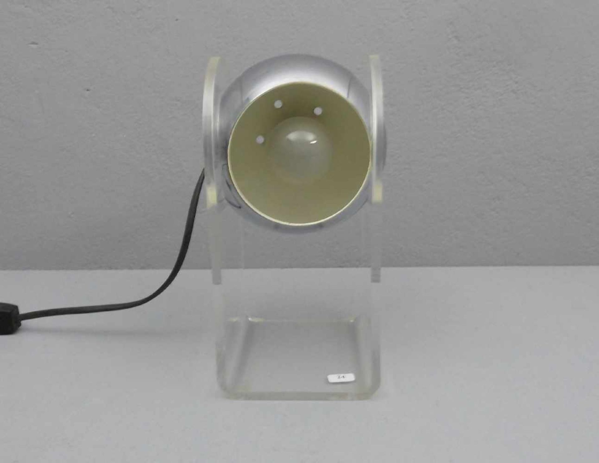 LAMPE / TISCHLAMPE, 1960er / 1970er Jahre, gebogter Acrylglasstand und verchromte kugelförmige