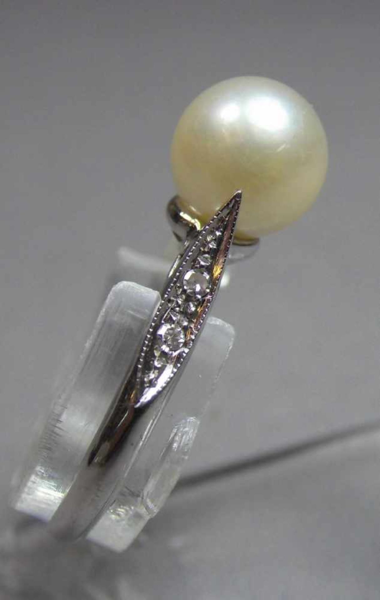 RING, 750er Weissgold (2,7 g), besetzt mit einer Perle von 8 mm D.; Ring-Gr. 55. - Image 2 of 3
