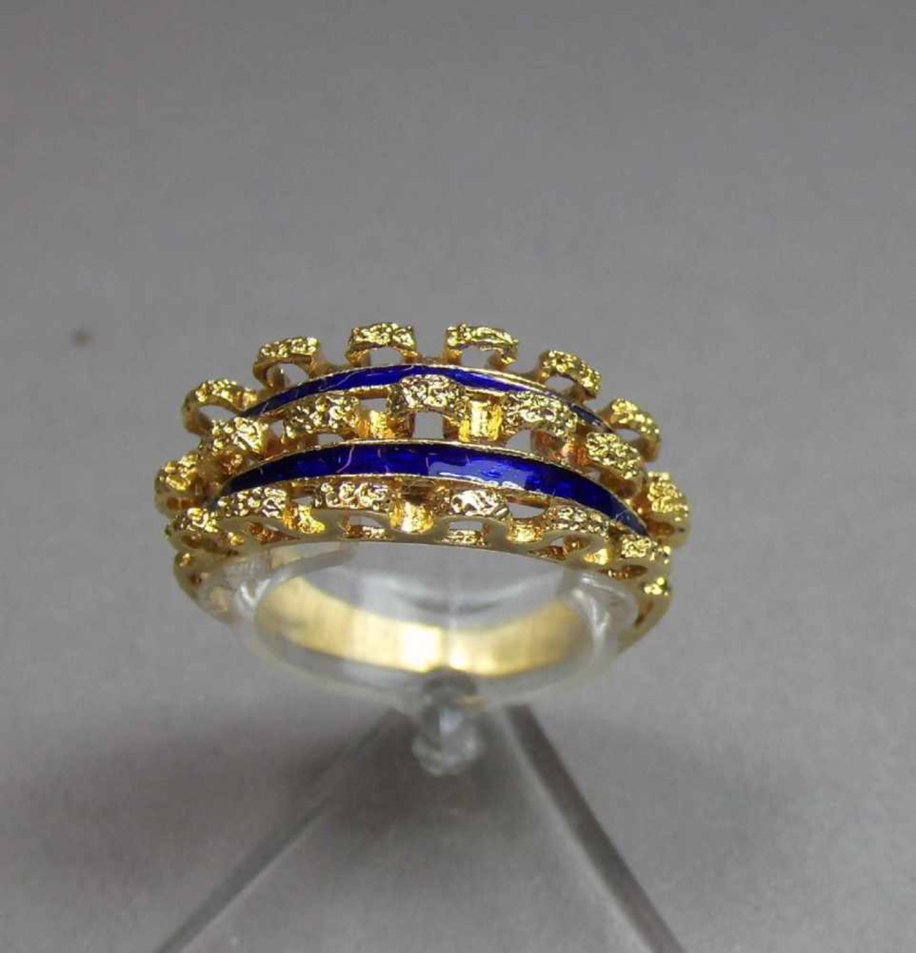 MODERNER RING, 750er Gelbgold (4,2 g) mit blauem Emaille-Dekor. Ringkopfbreite 9 mm. Ring-Gr. 51.