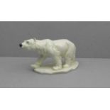 FIGUR: "Eisbär", Porzellan, Manufaktur Ens. Naturalistisch gearbeiteter Eisbär mit reicher