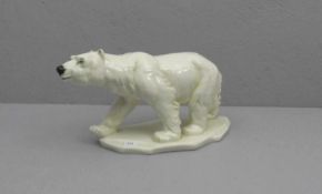 FIGUR: "Eisbär", Porzellan, Manufaktur Ens. Naturalistisch gearbeiteter Eisbär mit reicher