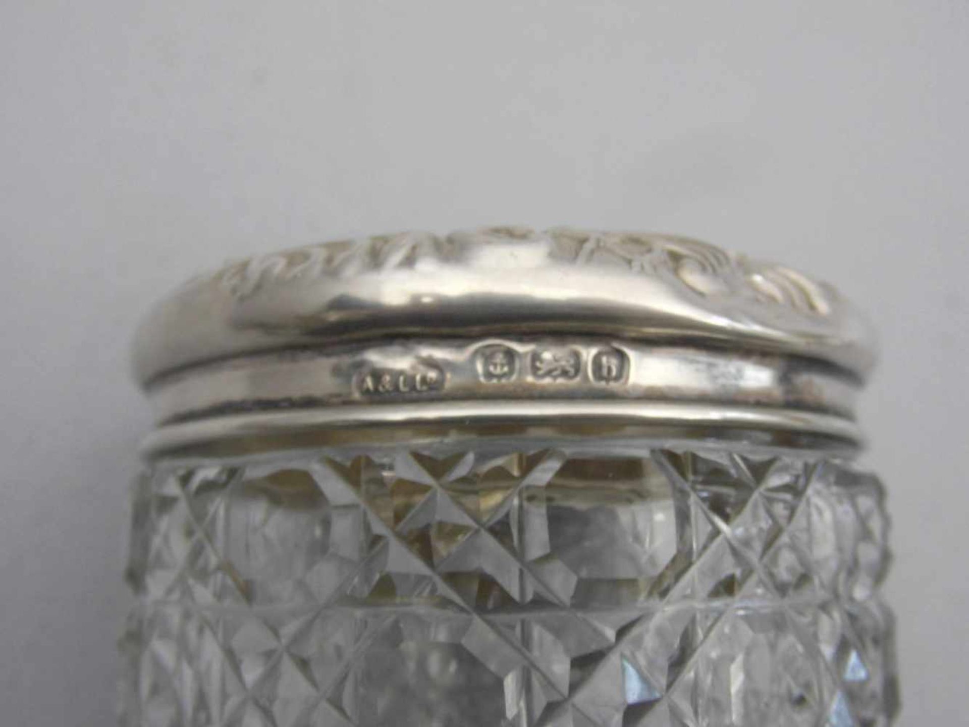 3 GLASGEFÄSSE MIT SILBERMONTUREN / glass jars with silver, England, um 1900. Drei unterschiedliche - Image 4 of 4
