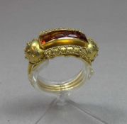 RING, 585er Gelbgold (5 g), besetzt mit 3 facettiert geschliffenen Karneolen. Ringkopfbreite 1,1 cm.