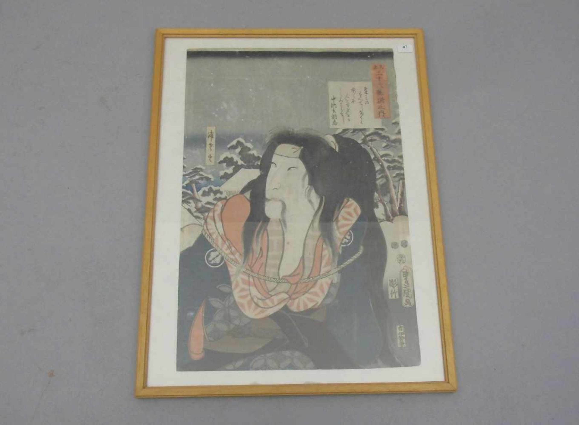 JAPANISCHER FARBHOLZSCHNITT: "Brustbild eines Samurais in Winterlandschaft", 19. Jh., auf Kartuschen