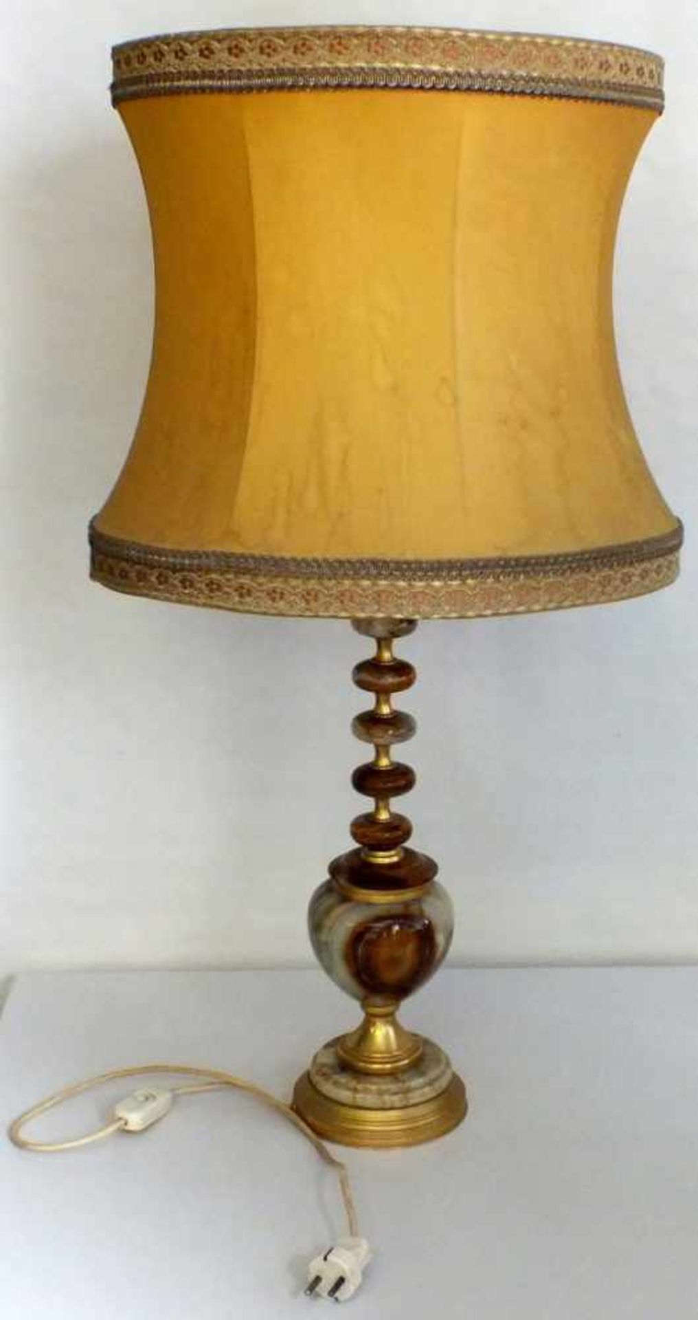 Tischlampe mit Onyxfuß sehr schöne Tischlampe mit Fuß aus pakistanischem Onyx, Lampenschirm ist
