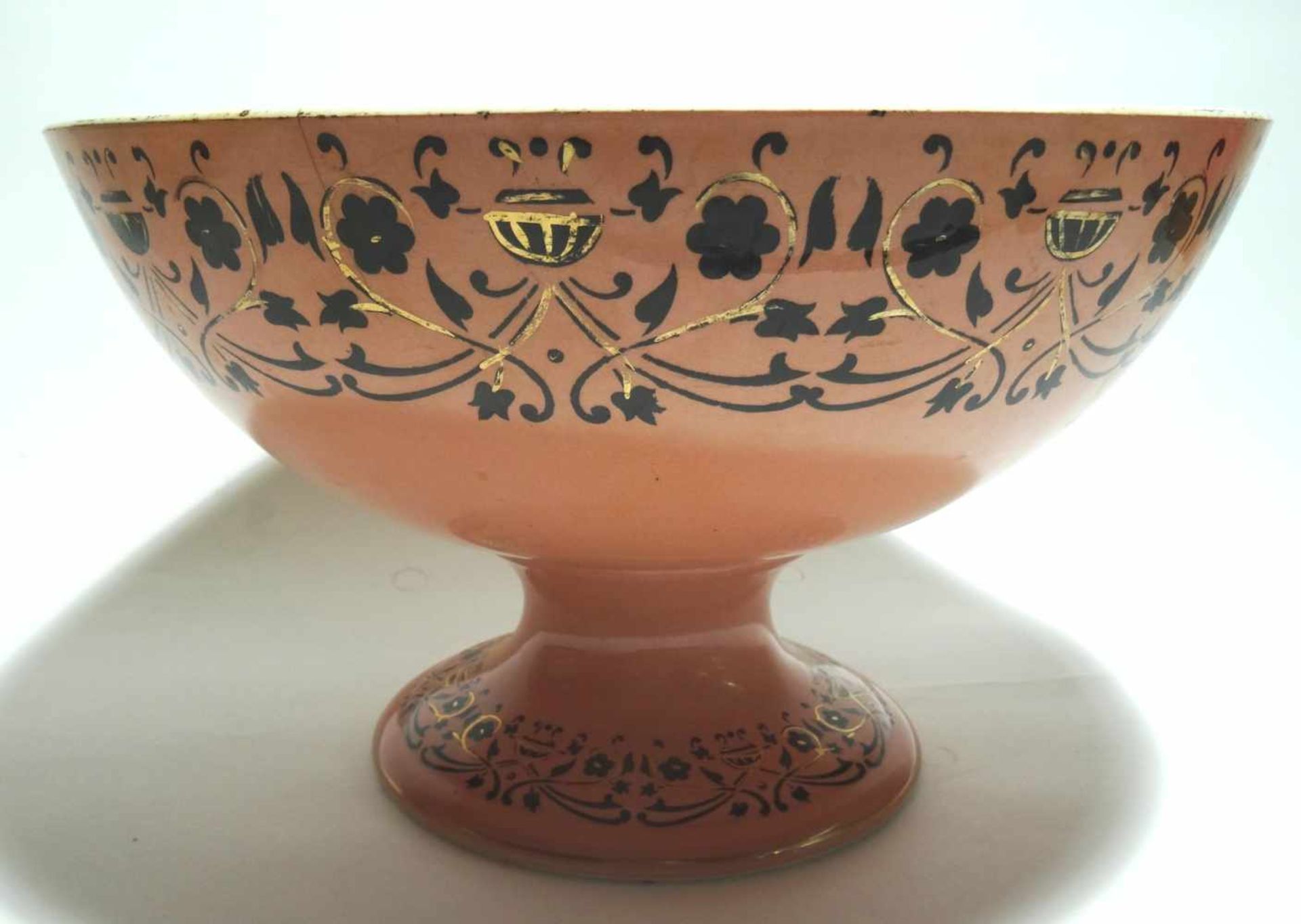 Keramikschale mit Fuß Durchmesser ca. 29cm, Höhe ca. 18cm, leicht rissig mit ungedeuteter Marke am
