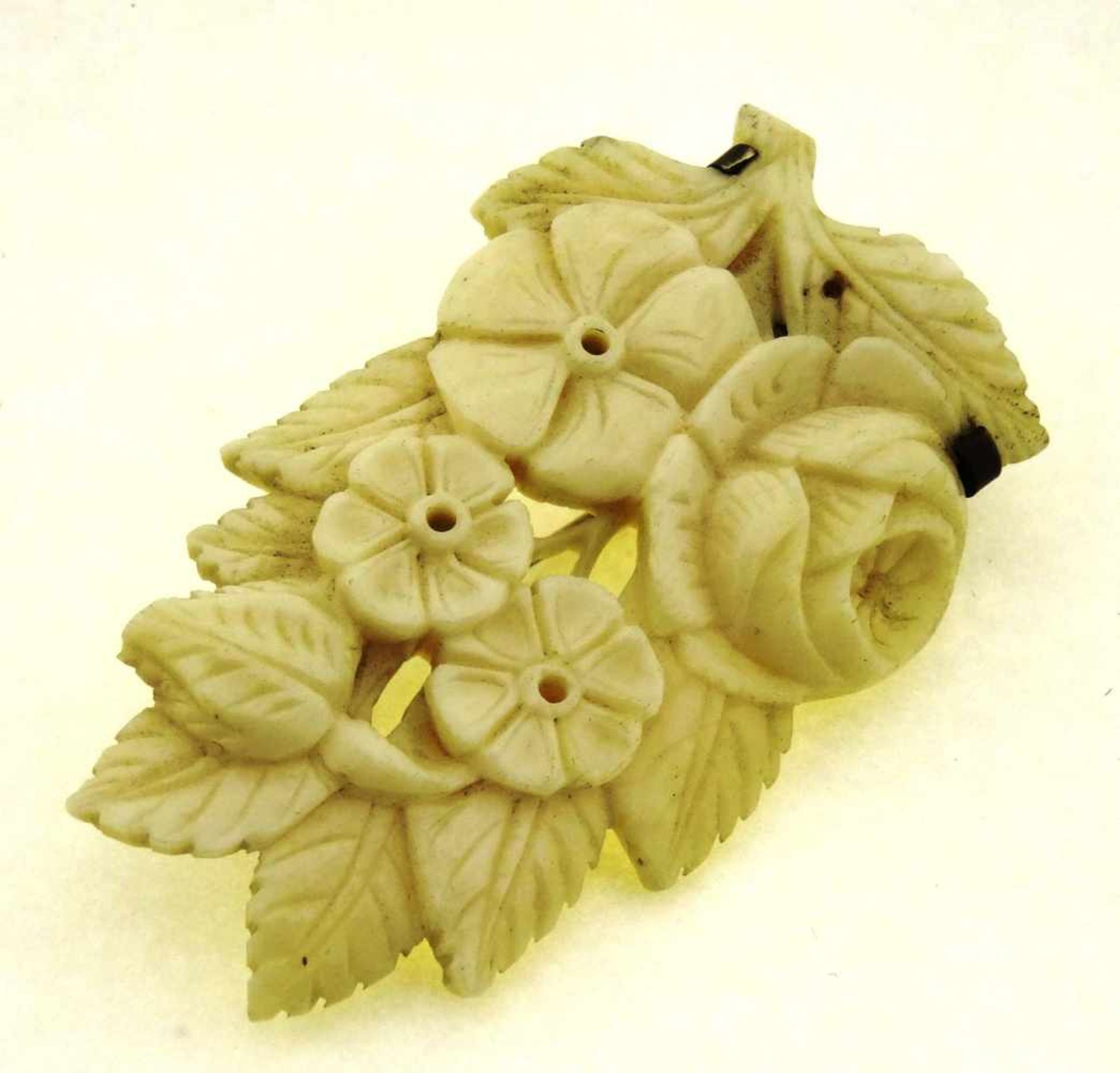 Brosche Elfenbein wohl mit Silberbroschierung, Blattwerk mit Blüten, 55 x 32mm