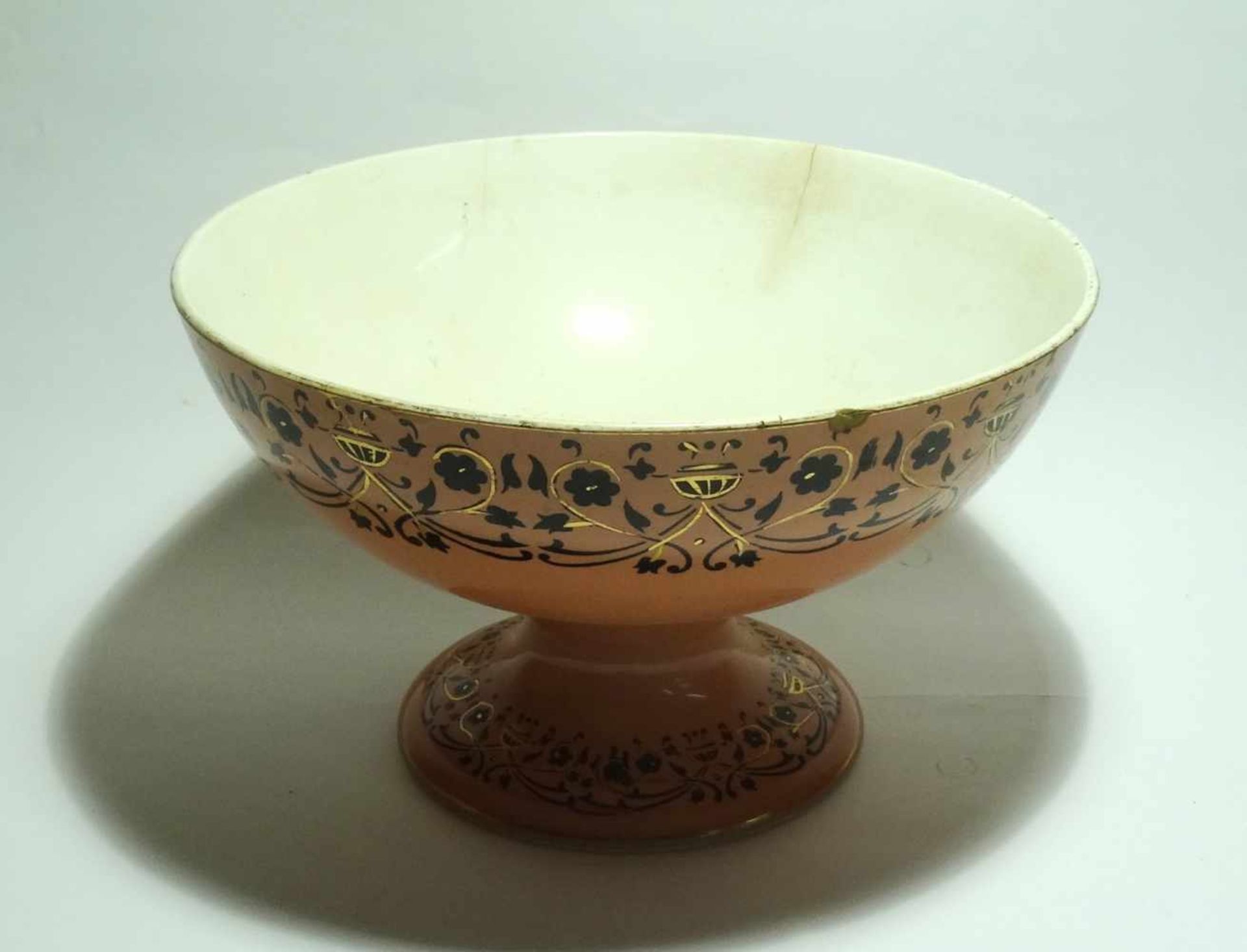 Keramikschale mit Fuß Durchmesser ca. 29cm, Höhe ca. 18cm, leicht rissig mit ungedeuteter Marke am - Bild 2 aus 3