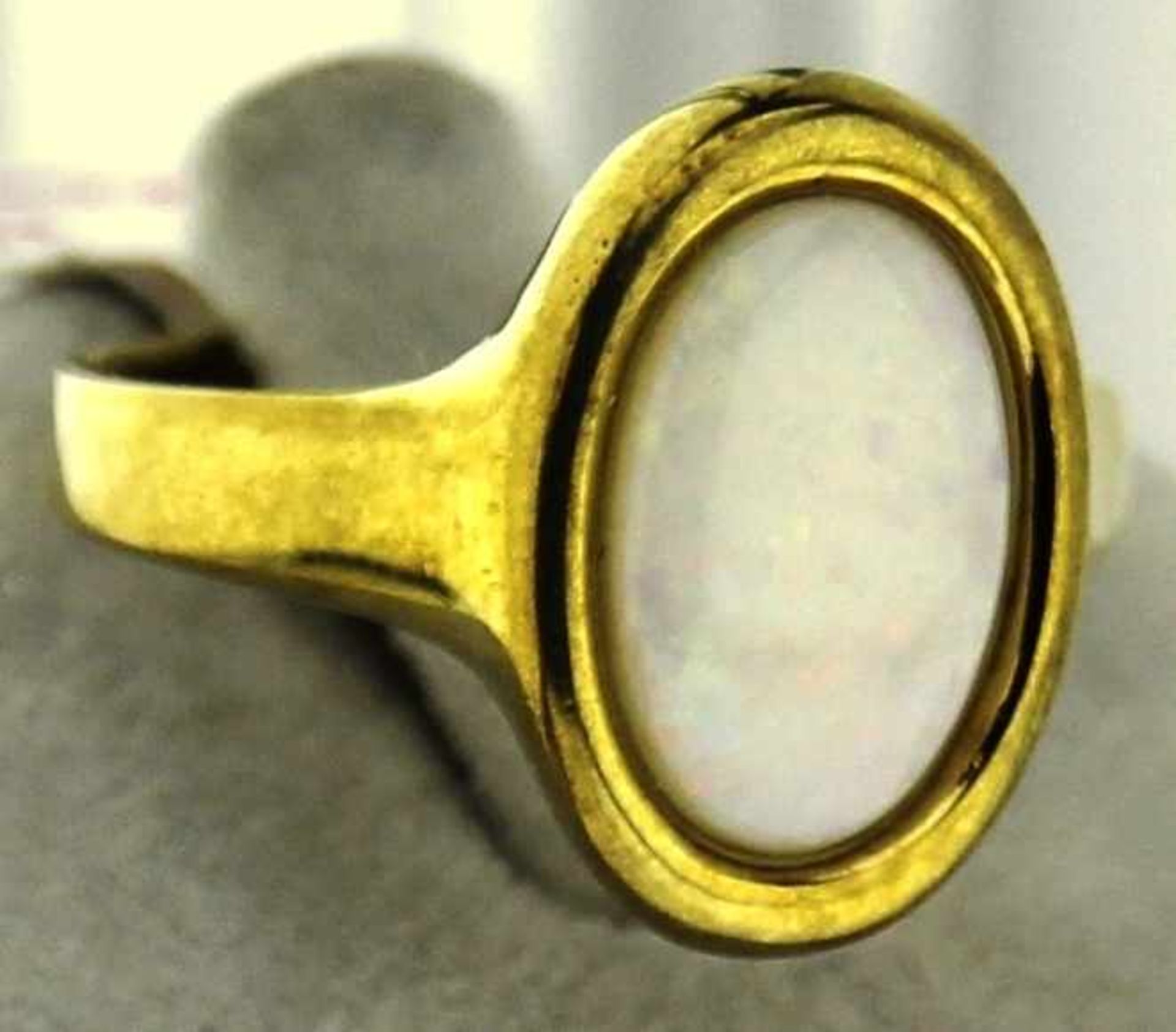 Damenring mit Opal 333 Gold Gr. 56, Gesamtgewicht ca. 3,5 Gramm, weißer Opal ca. 7,5 X 12mm