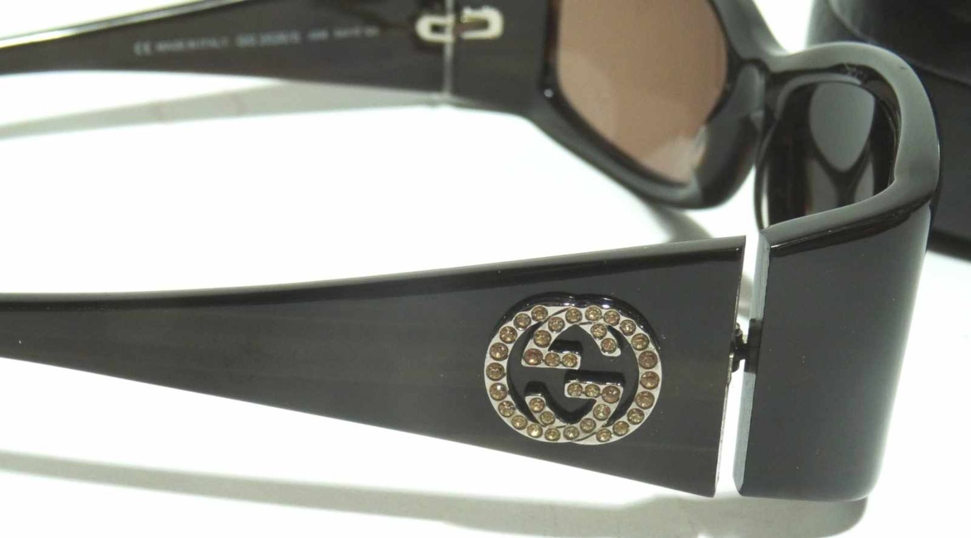 Konvolut Gucci Brille und Tuch hierbei handelt es sich um ein Tuch 53 x 146 cm und eine Sonnenbrille - Bild 2 aus 6