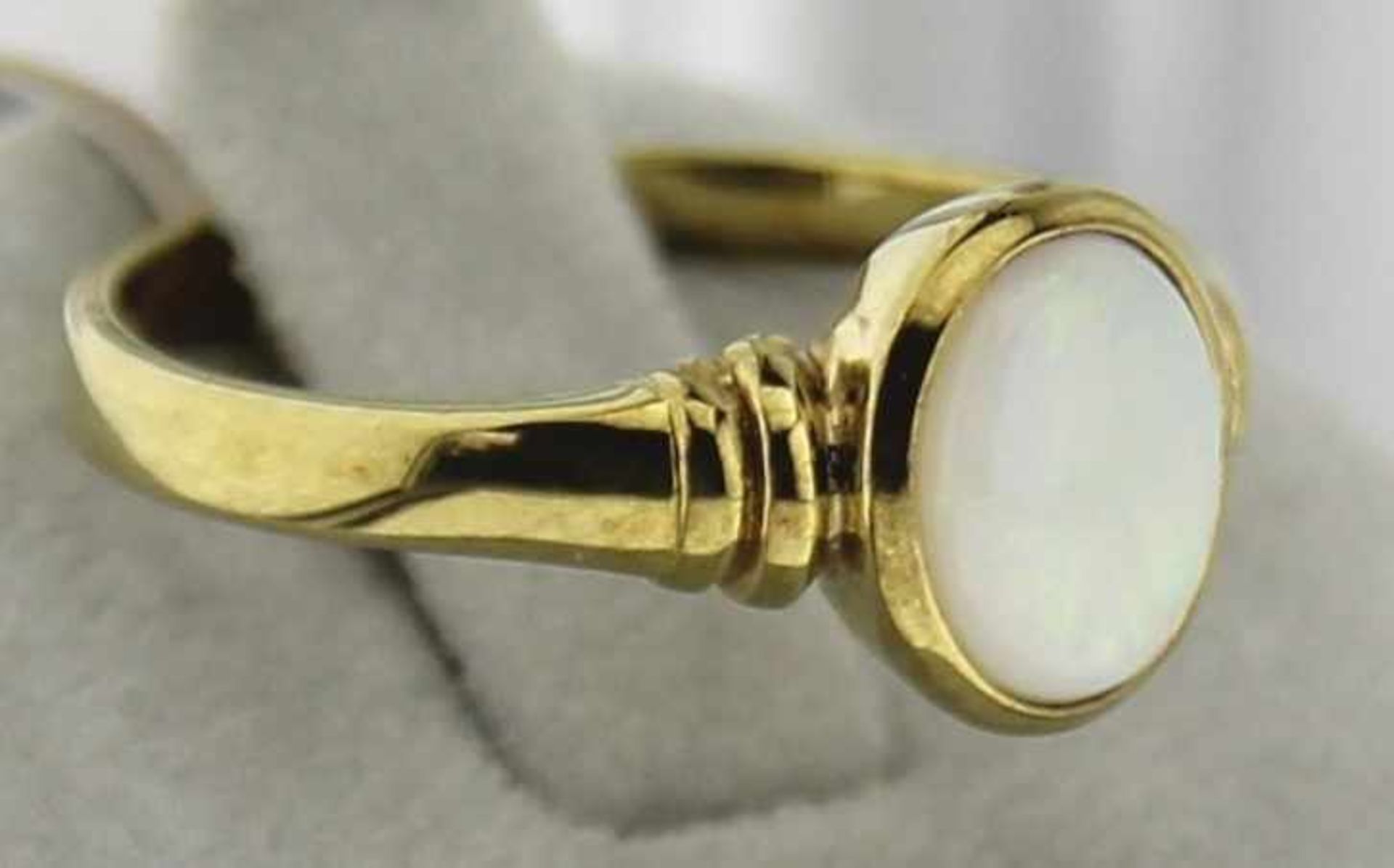 Damenring mit Opal 333 Gold, NOS Gr. 53, Gesamtgewicht ca. 2,1 Gramm, mit weißem Opal ca. 6 X 8mm,