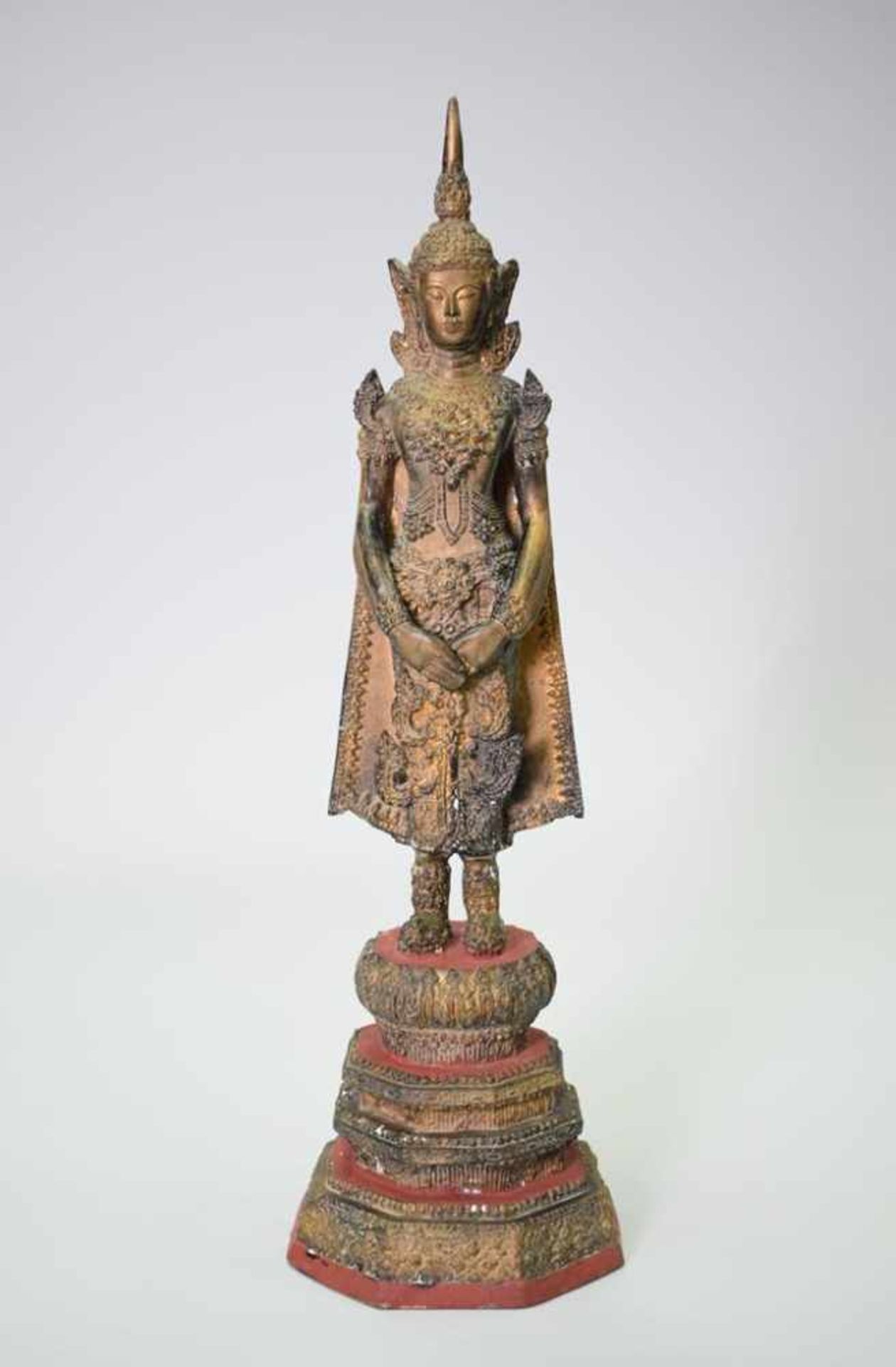 Thailändische Bronzefigur TempelwächterBronzefigur Thailand auf Sockel mit roter Bemalung, Maße: