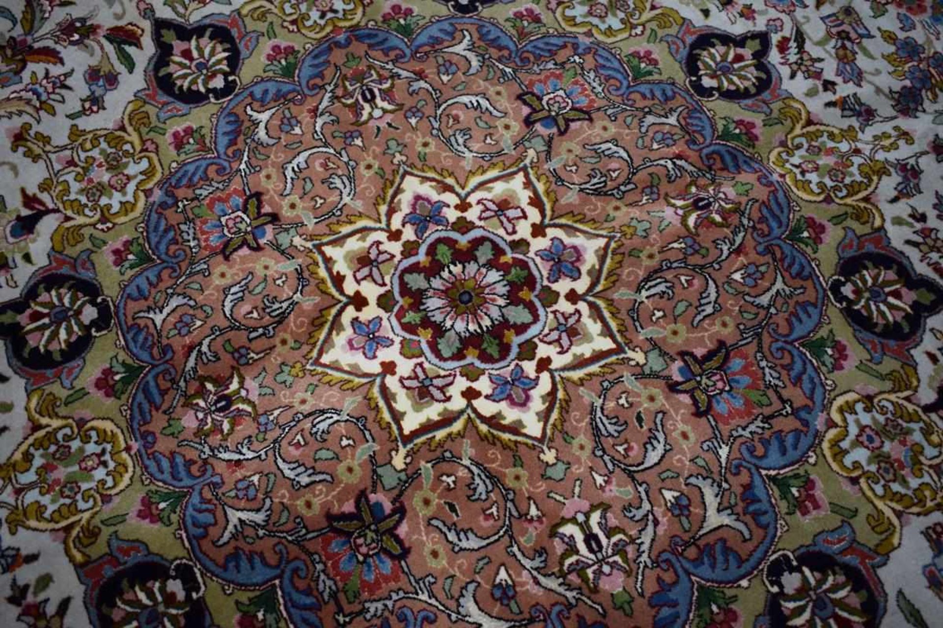 Persischer Täbriz um 1980Alter um 1980, Material: Wolle auf Baumwolle mit Seide, Maße: 367 cm x - Bild 4 aus 4