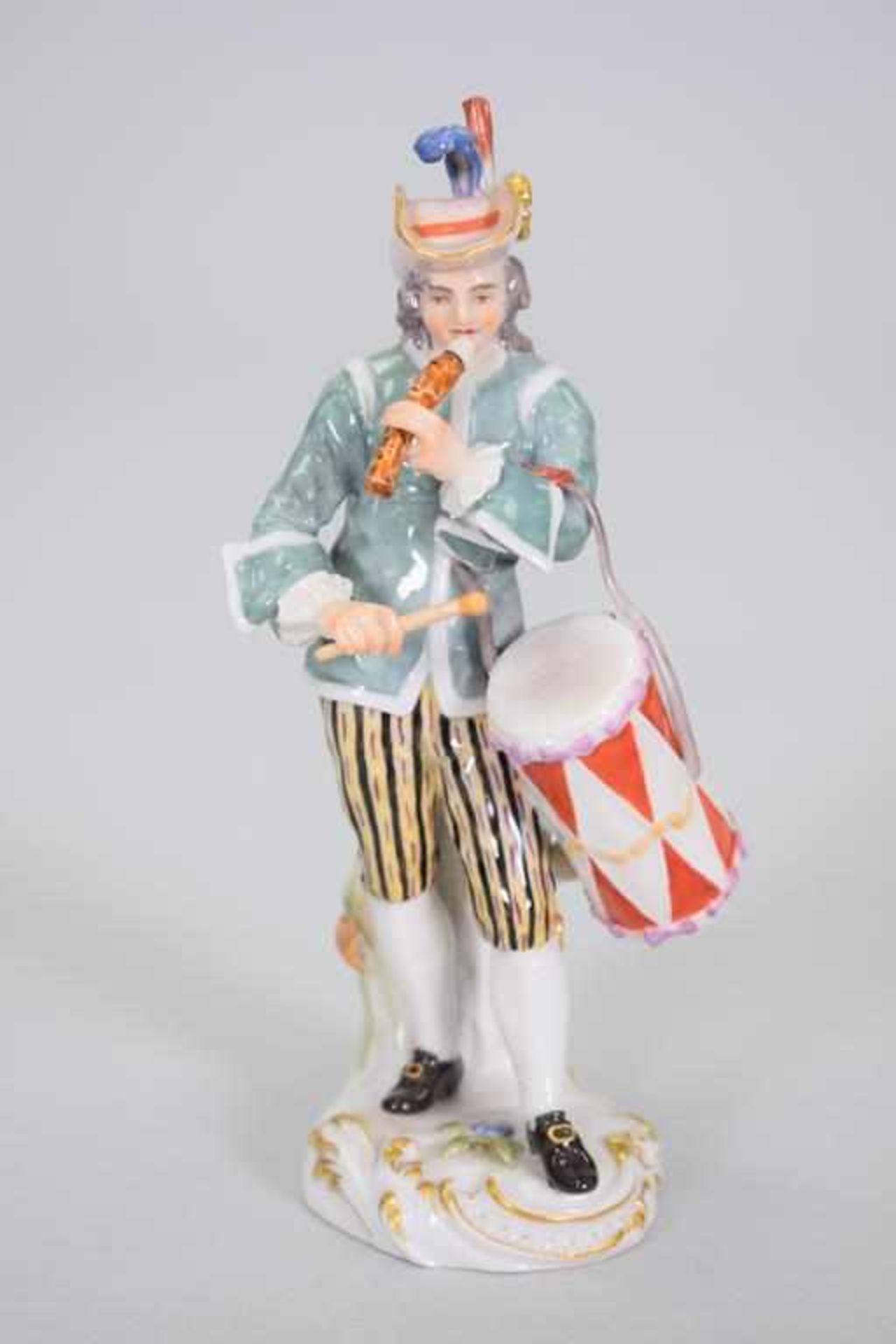 Meissen Figur "Ausrufer mit Trommel und Flöte, Feder am Hut"Meissen um 1990, 1.Wahl, Maße Höhe ca.