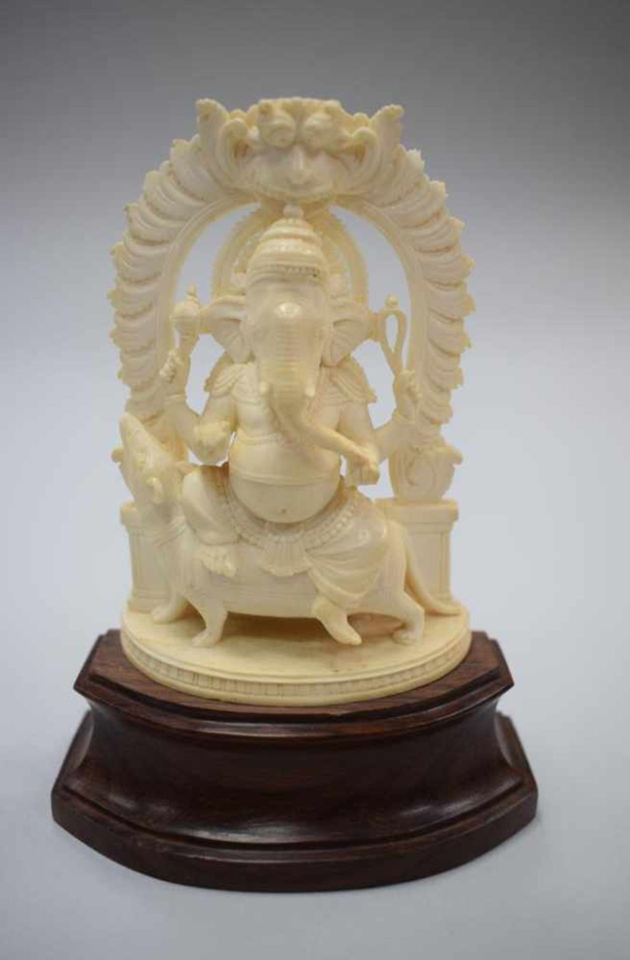 Indische Elfenbeinschnitzerei Elefantengottheit GaneshaFeine Schnitzerei aus Elfenbein der