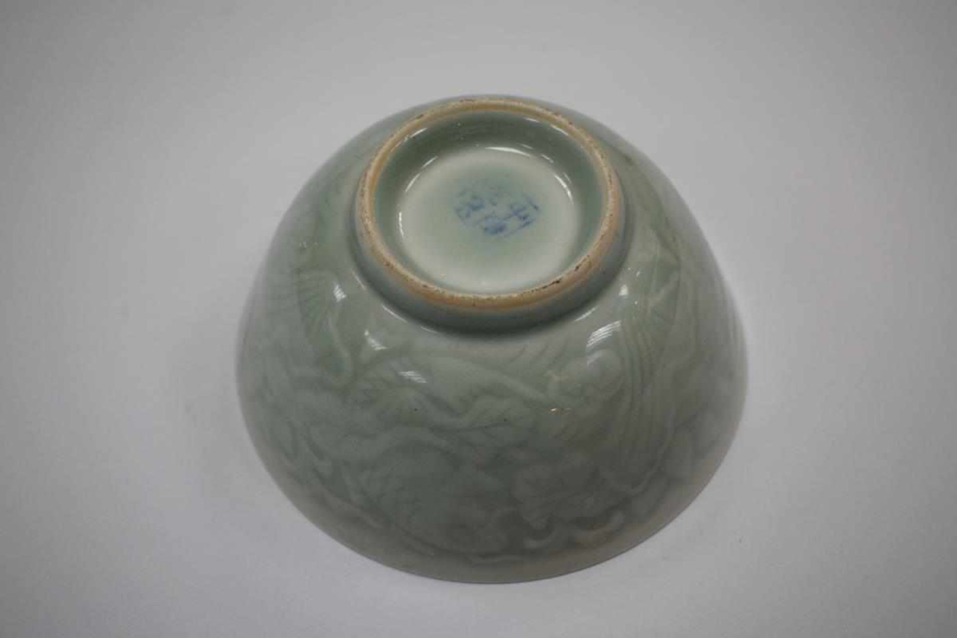 Chinesische Keramikschale mit SeladonglasurSchale Keramik China, jadegrüne Seladonglasur mit Fischen - Bild 2 aus 3