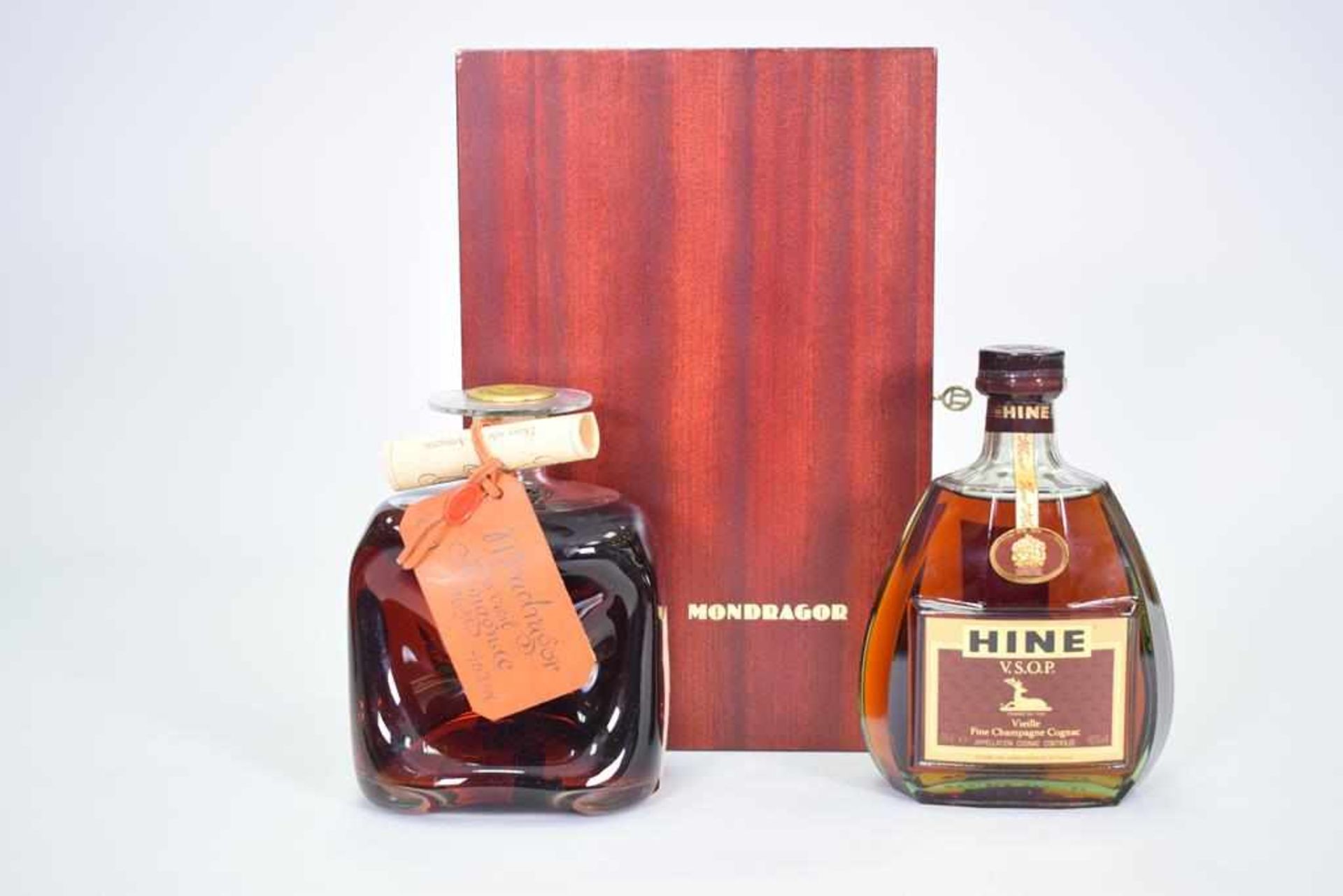 2 Flaschen "Mondragor fres vieil Armagnac 1963" & "Hine V.S.O.P Cognac"1.) "Mondragor fres vieil