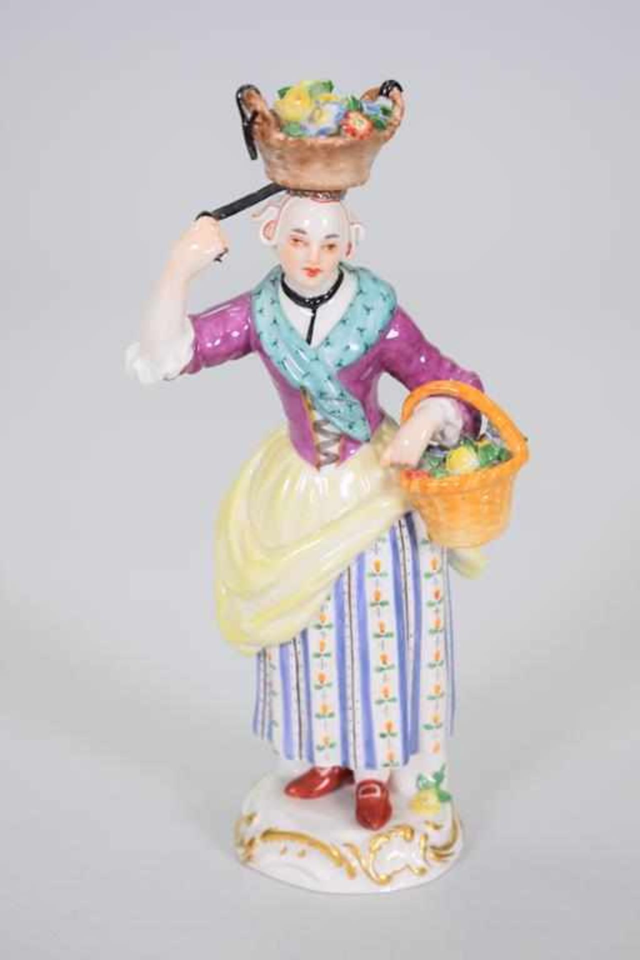 Meissen Figur "Ausruferin mit Blumenkorb auf dem Kopf und an der LinkenMeissen um 1990, 1.Wahl,