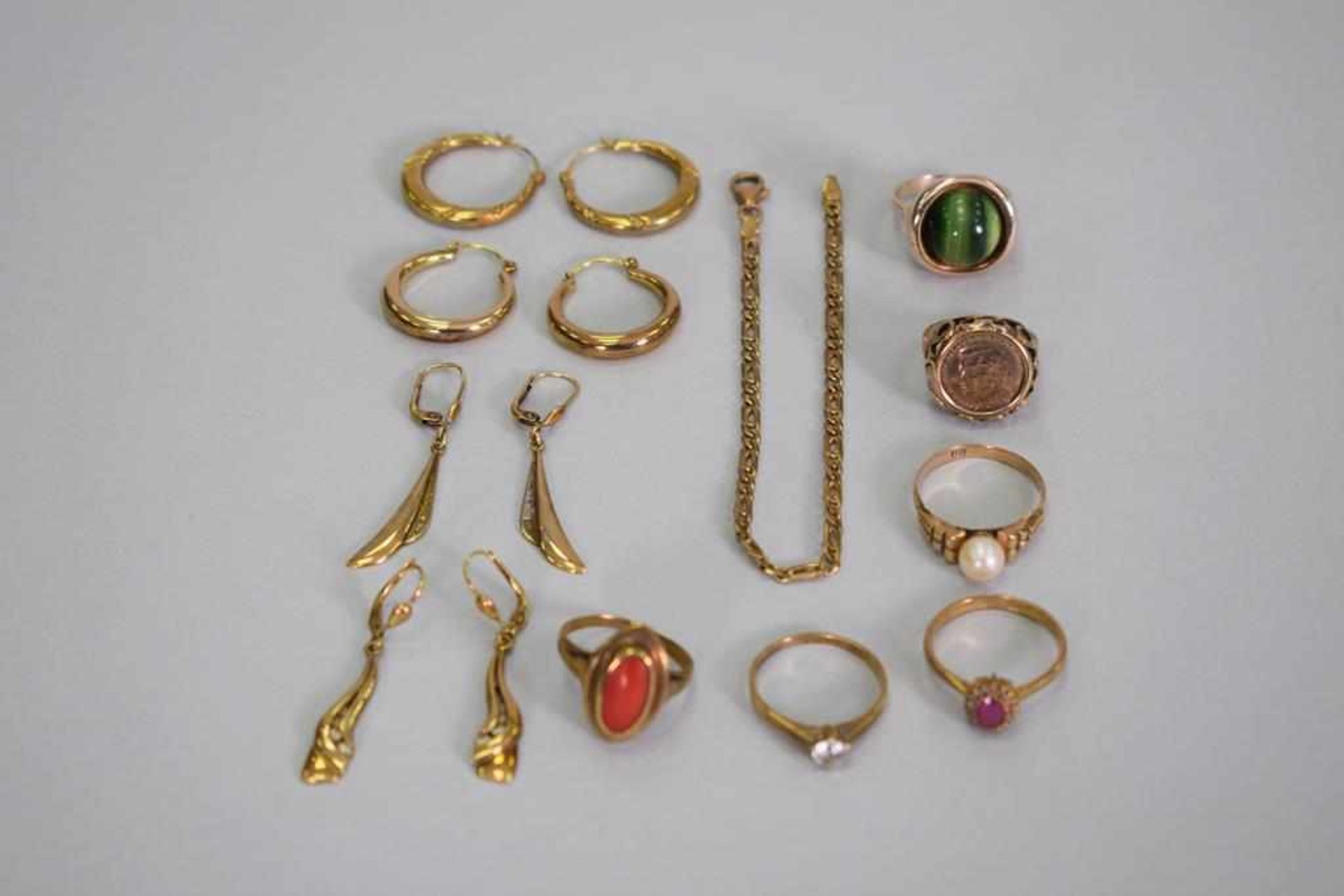 Konvolut Goldschmuck 333 ca. 31,6 gr.Material: 333 Gold, Gewicht: ca. 31,6 gr. 4 Paar Ohrringe, 6