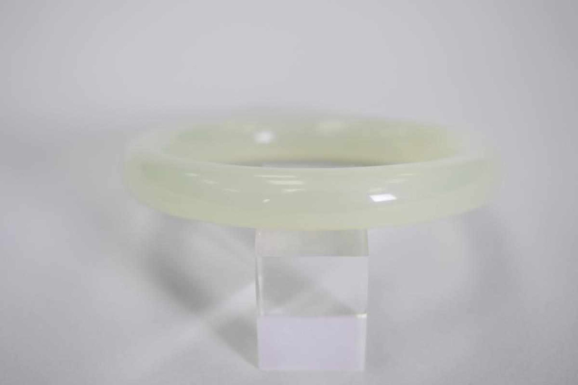 Set Jade Armreif und PerlenketteArmreif und Perlenkette aus Jadestein, Maße: Durchmesser 6 cm, Länge - Bild 3 aus 3