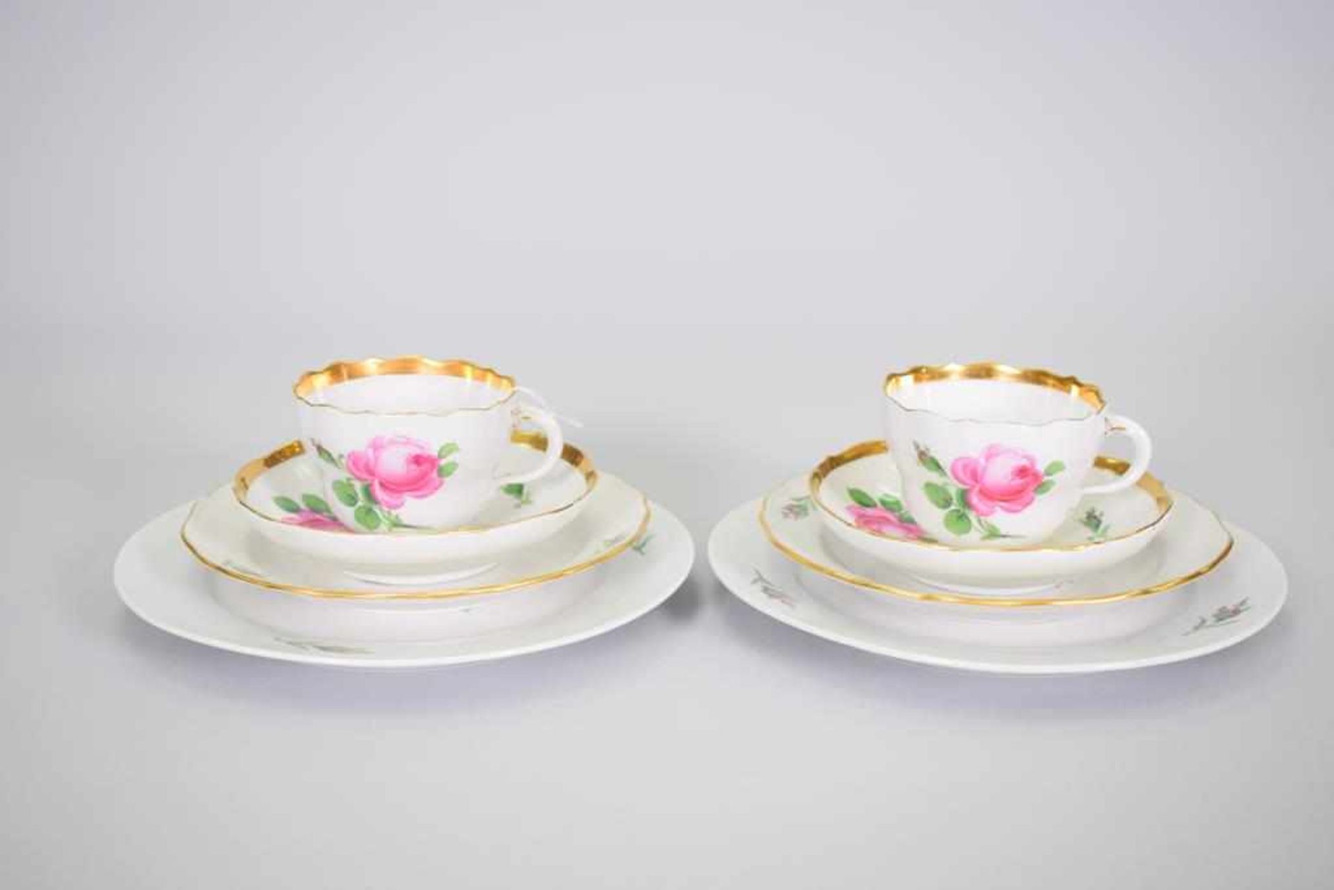 2 Meissen Gedecke Rote RoseManufaktur Meissen, Dekor Rote Rose mit Goldrand, jeweils 1 Tasse