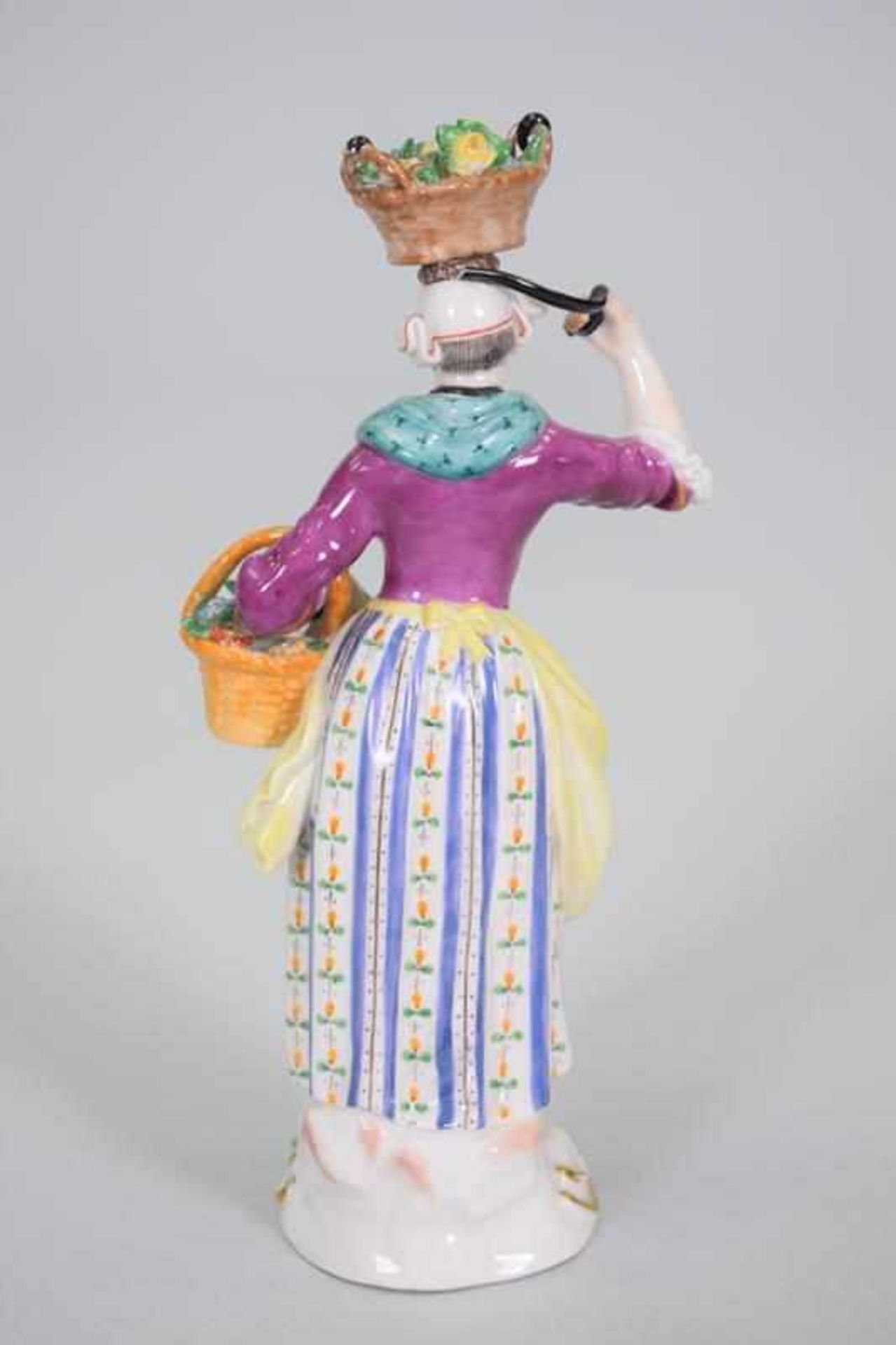 Meissen Figur "Ausruferin mit Blumenkorb auf dem Kopf und an der LinkenMeissen um 1990, 1.Wahl, - Bild 2 aus 3