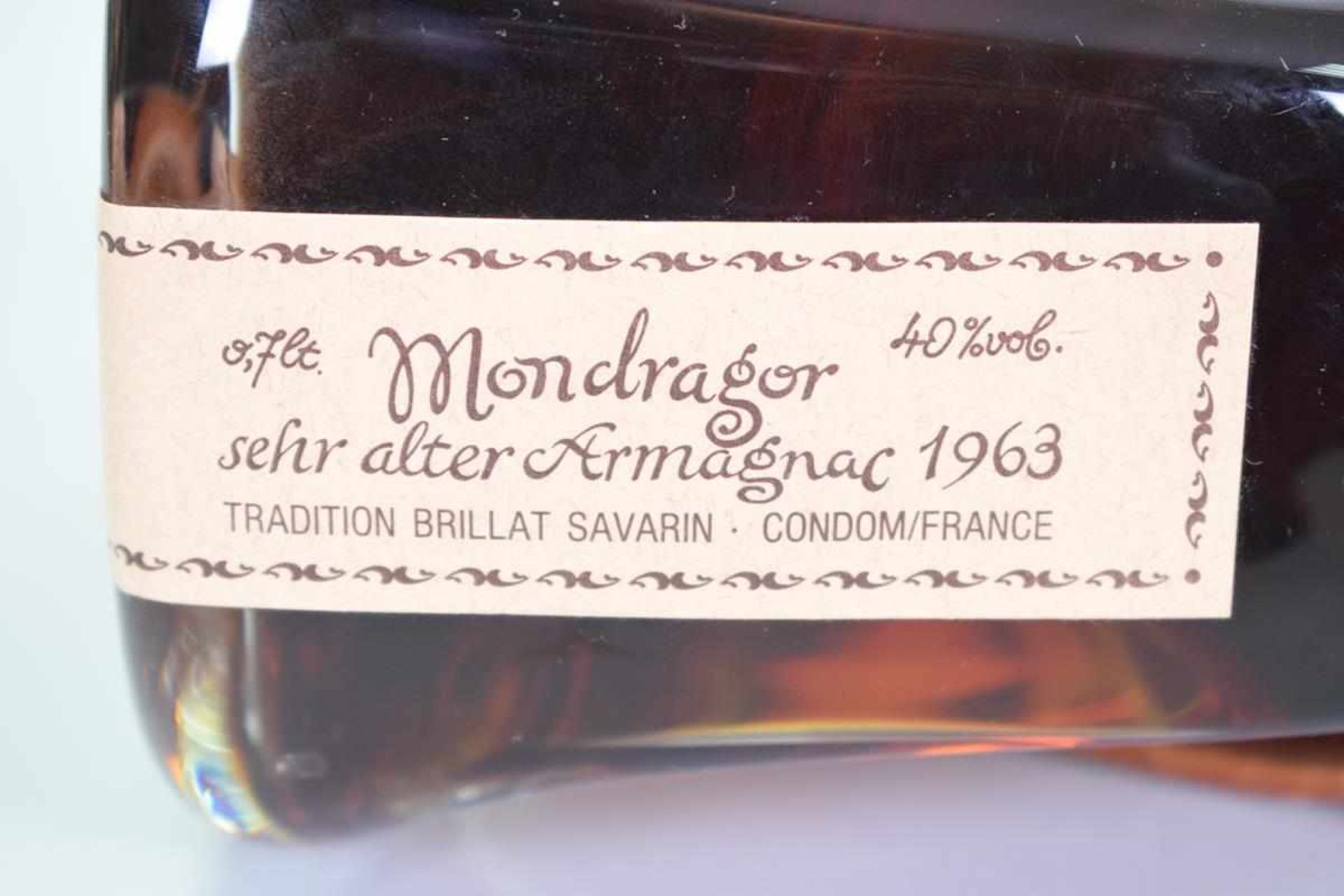 2 Flaschen "Mondragor fres vieil Armagnac 1963" & "Hine V.S.O.P Cognac"1.) "Mondragor fres vieil - Image 4 of 5