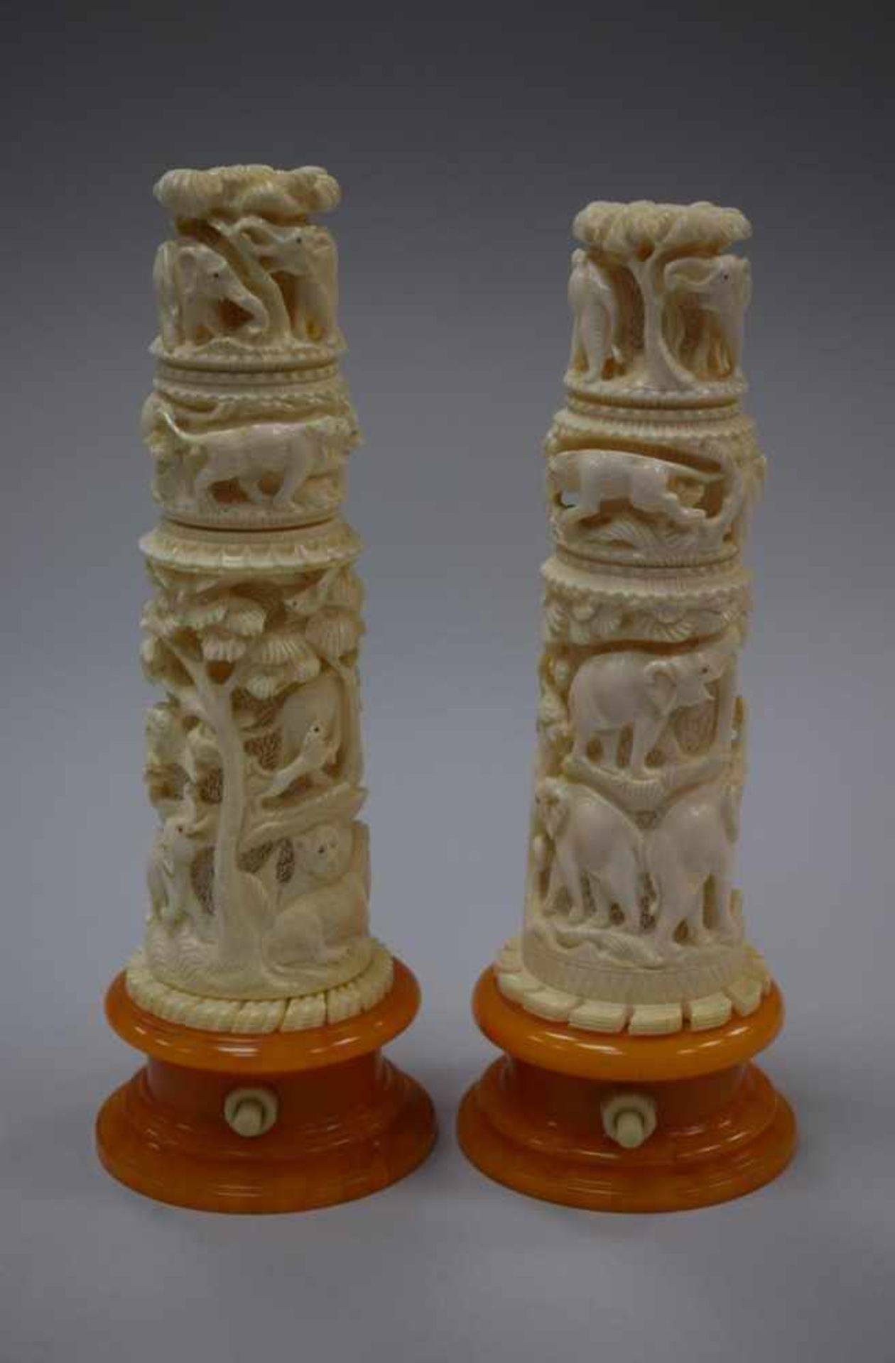 2 Lampen aufwendige ElfenbeinschnitzereienFeine Schnitzereien auf dem Lampen von Löwen, Elefanten